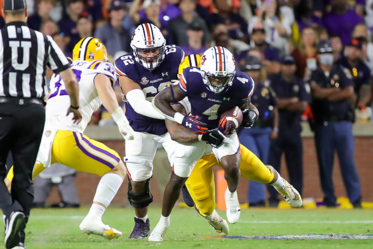 Auburn Tigers running back Tank Bigsby (4) carries up the middle during the game between the LSU Tigers and the Auburn Tigers at Jordan-Hare Stadium on Oct. 1, 2022.