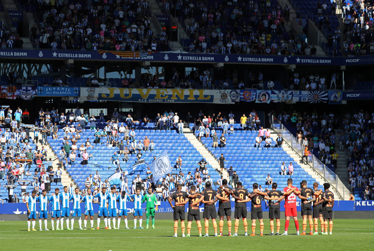 Players and fans from Espanyol and Valencia pictured during a minute's silence the day after the Kanjuruhan Stadium tragedy in Indonesia in October 2022
