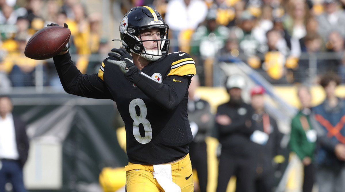 Kenny Pickett throws a pass in his Steelers debut.