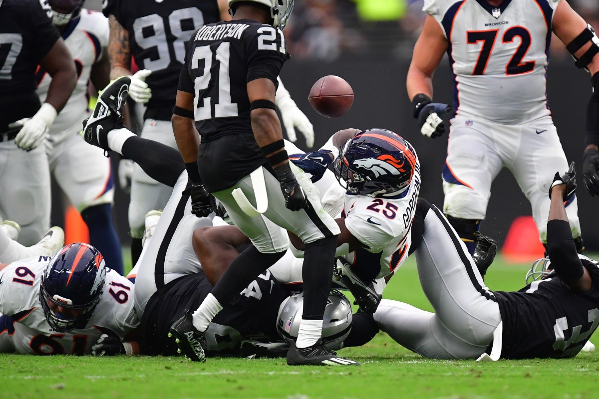 Jacobs, defense lead Raiders to 1st win, 32-23 over Broncos