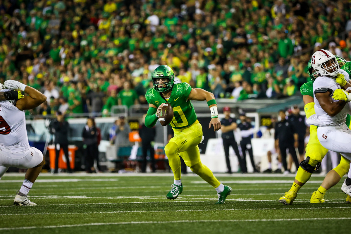 Oregon Ducks quarterback Bo Nix runs the ball against the Stanford Cardinal.