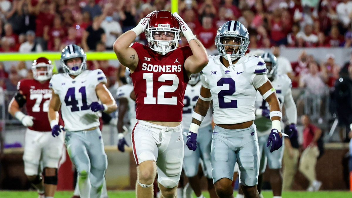 Oklahoma’s Drake Stoops reacts to an overthrown pass
