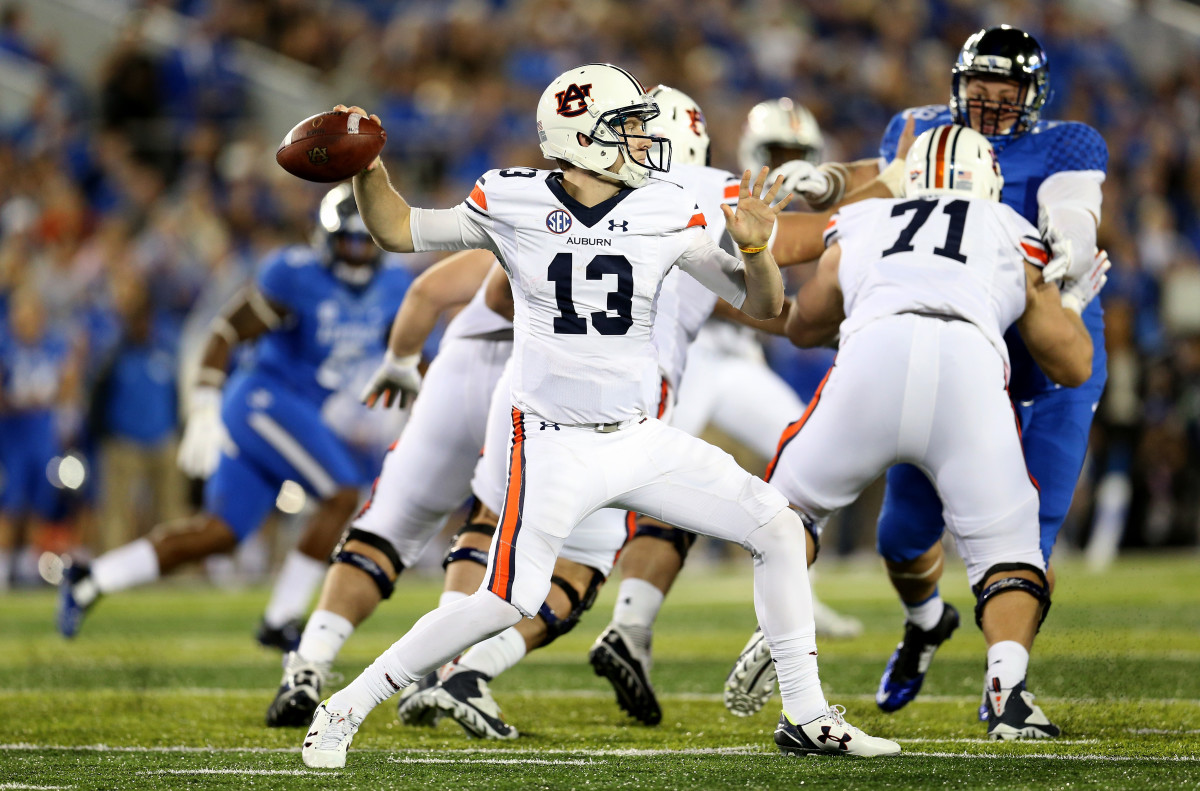 LEXINGTON, KY - OCTOBER 15: Sean White #13 of the Auburn Tigers throws a pass against the Kentucky Wildcats at Commonwealth Stadium on October 15, 2015 in Lexington, Kentucky. (Photo by Andy Lyons/Getty Images)