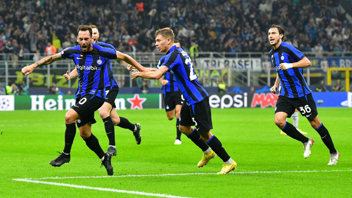 Hakan Çalhanoğlu scores for Inter Milan vs. Barcelona in the UEFA Champions League