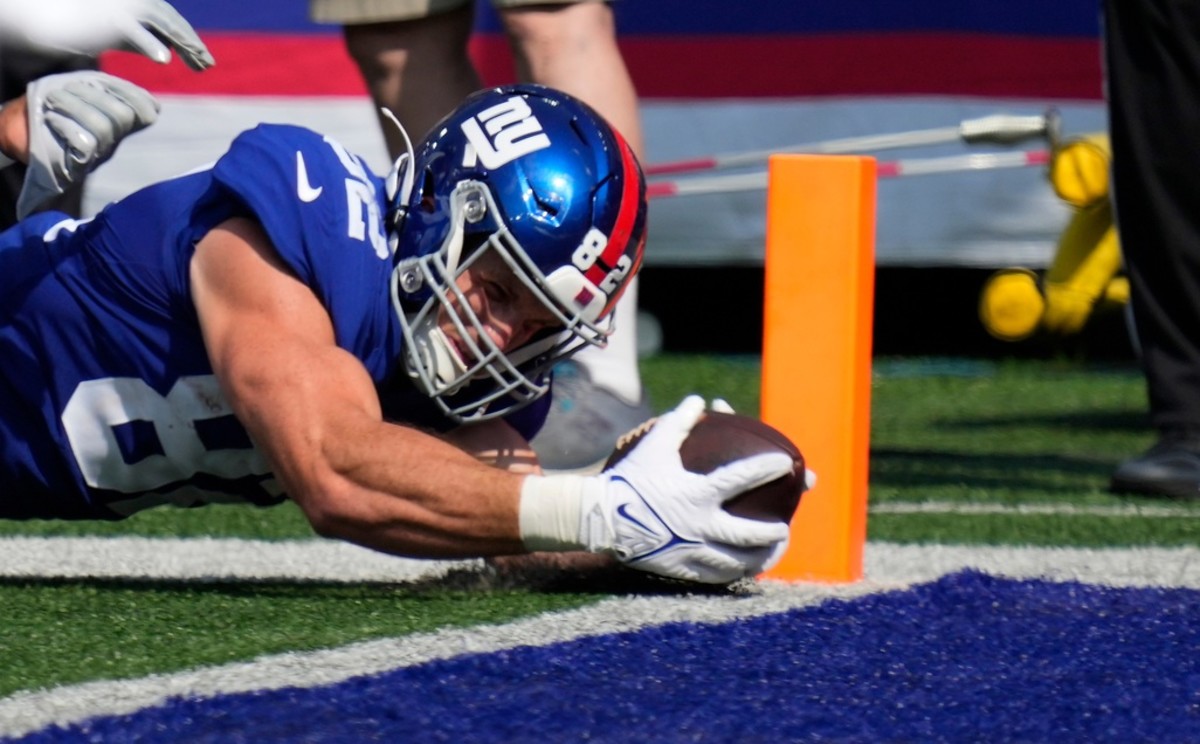 Sep 18, 2022; East Rutherford, NJ, USA; New York Giants tight end Daniel Bellinger (82) scores a touchdown against the Carolina Panthers in the 3rd quarter at MetLife Stadium.