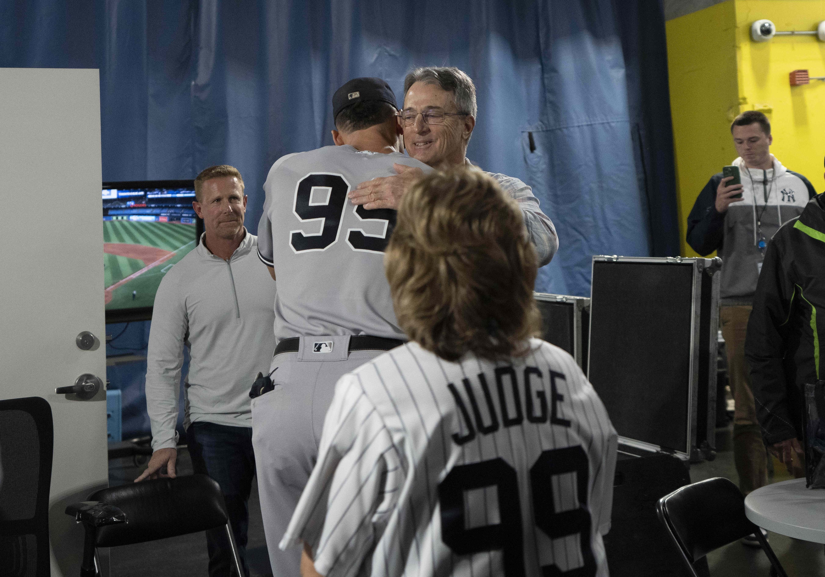 Aaron Judge Called Clean Home Run King By Roger Maris Jr. After Breaking  Record - Sports Illustrated NY Yankees News, Analysis and More