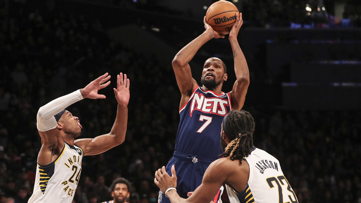 Kevin Durant shoots over defenders