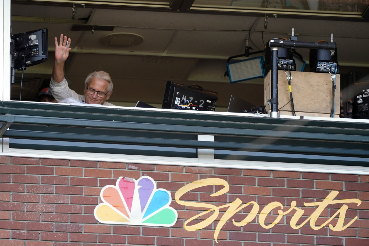 SF Giants broadcaster Duane Kuiper waves to the crowd from the booth at Oracle Park during the 2020 season.