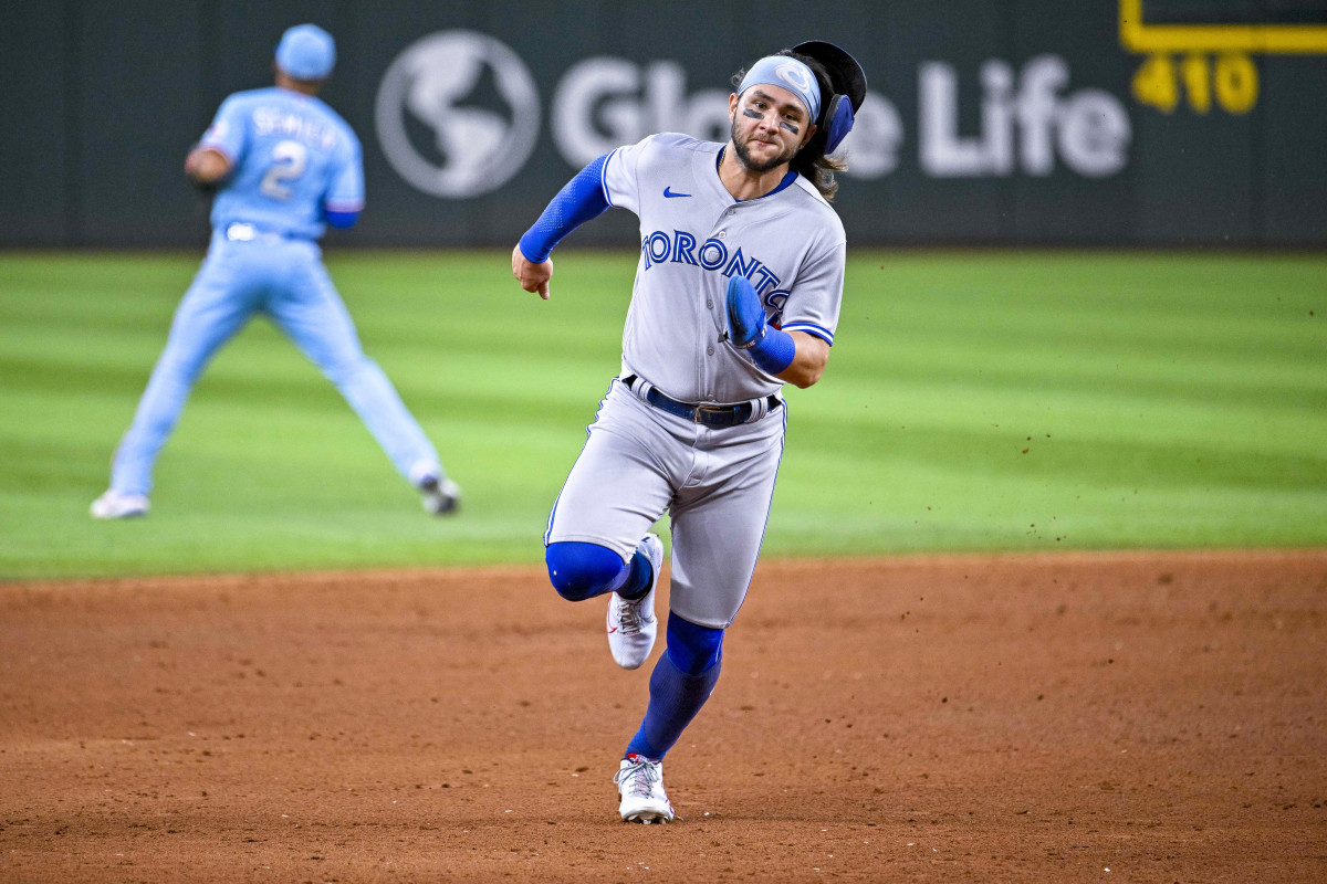 Bo Bichette sprints toward third base