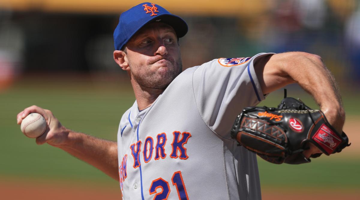 Sep 25, 2022; Oakland, California, USA; New York Mets starting pitcher Max Scherzer (21) warms up before the game against the Oakland Athletics at RingCentral Coliseum.
