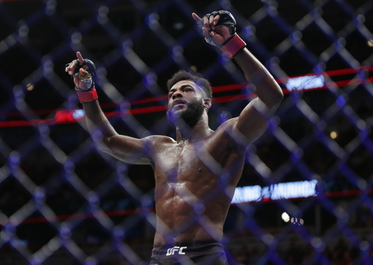 Aljamain Sterling (red gloves) defeats Pedro Munhoz (blue gloves) during UFC 238 at United Center.