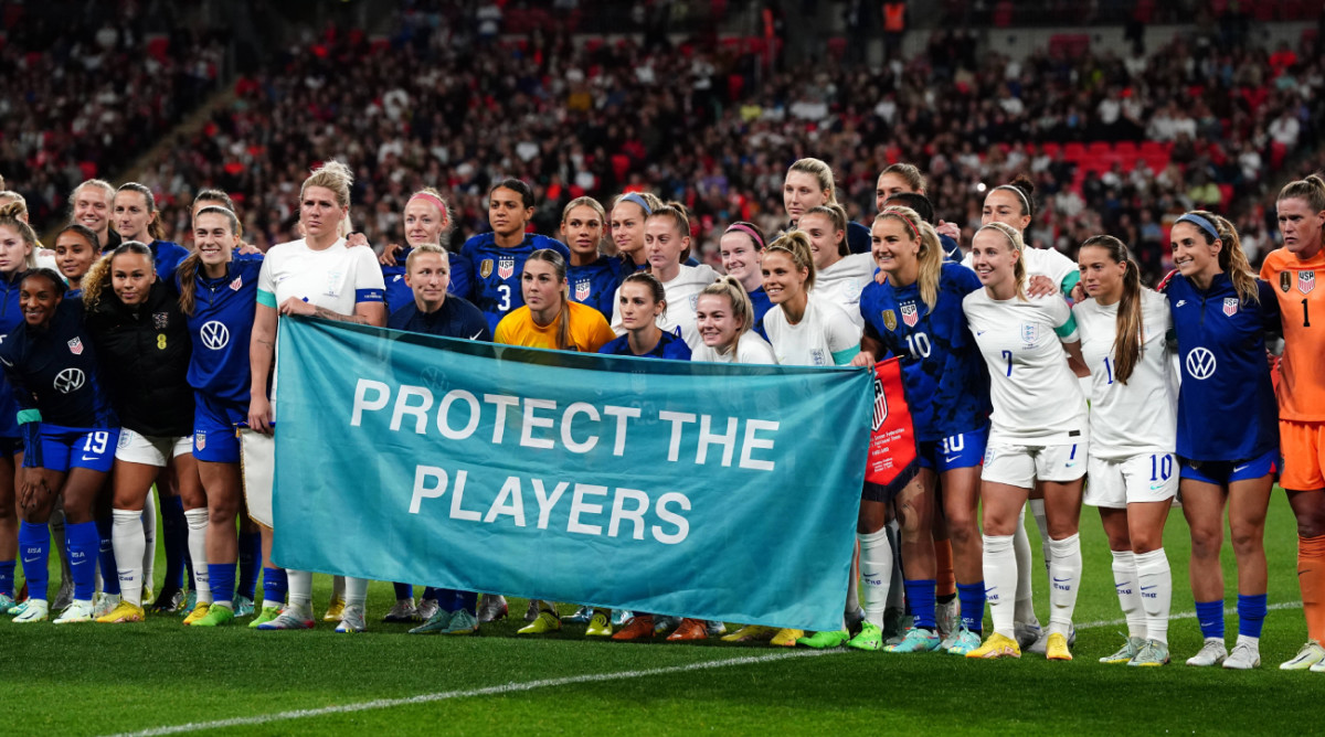 England v. United States - Women’s International Friendly, Länderspiel, Nationalmannschaft - Wembley Stadium England and USA stand together in the centre circle with a banner which reads Protect the Players as a show of solidarity for the victims of sexual abuse before the international friendly match at Wembley Stadium, London. Picture date: Friday October 7, 2022.