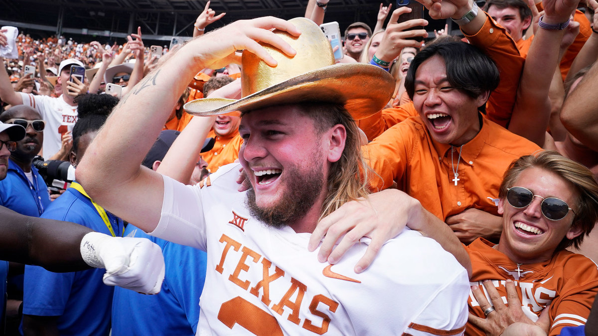 Quinn Ewers celebrates Texas's 2022 win over Oklahoma.