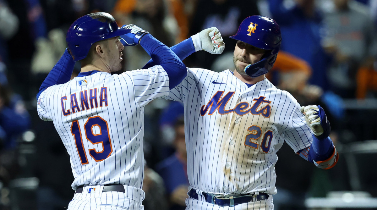 Mets players Pete Alonso and Mark Canha celebrate