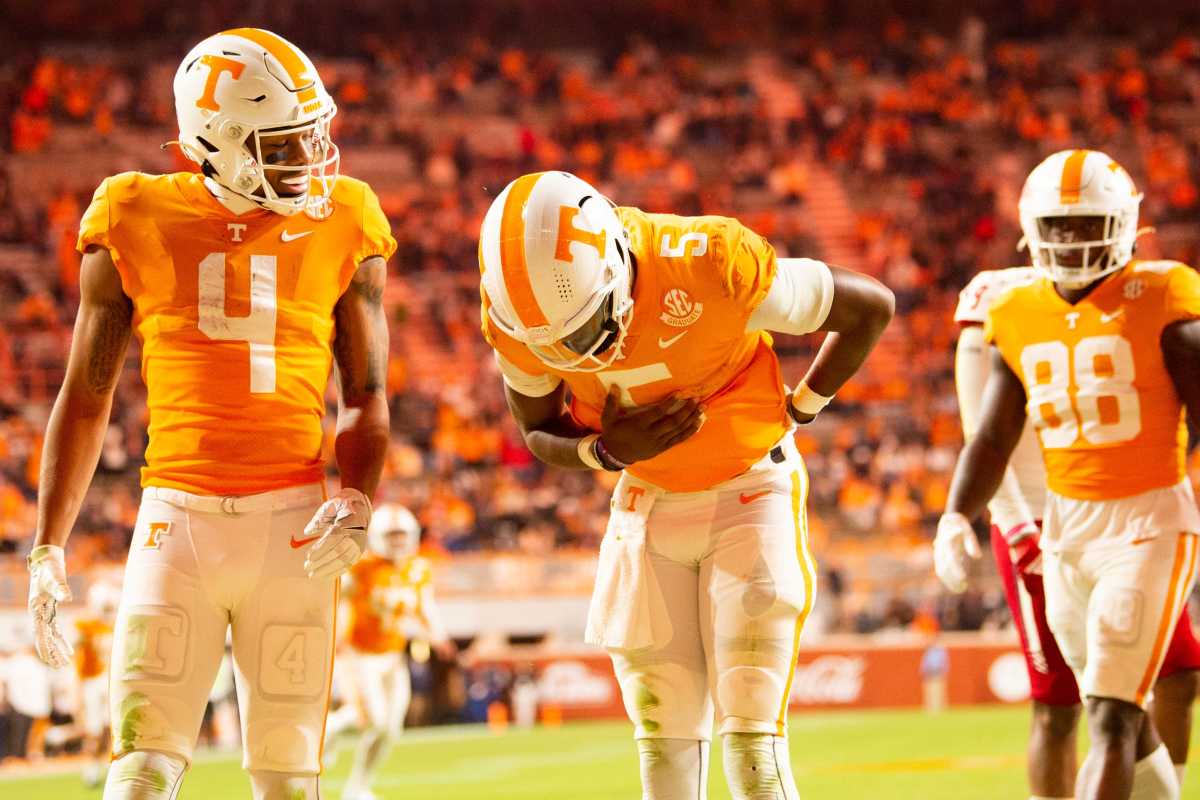 Tennessee QB Hendon Hooker takes a bow on the field