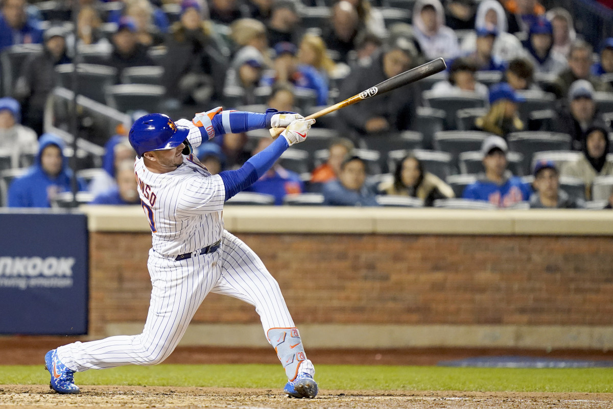 Pete Alonso crushes a go-ahead solo home run against the Padres.