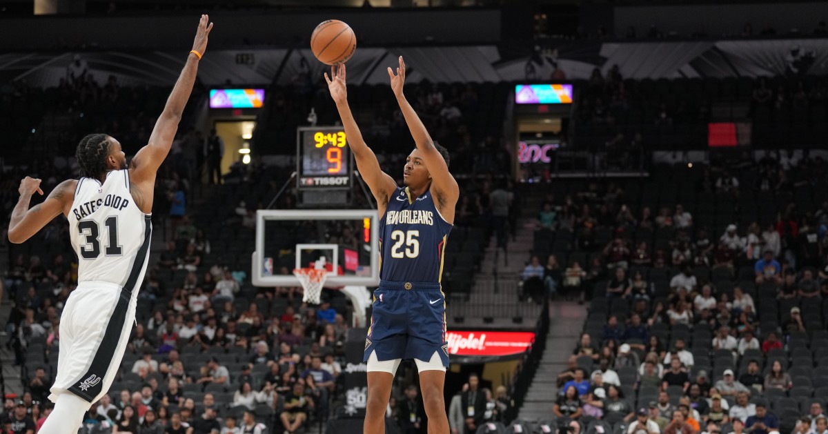 New Orleans Pelicans guard Trey Murphy III (25) shoots over San Antonio Spurs forward Keita Bates-Diop (31) in the first half at the AT&T Center.