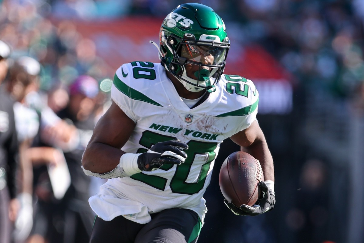 New York Jets RB Breece Hall runs against Miami Dolphins