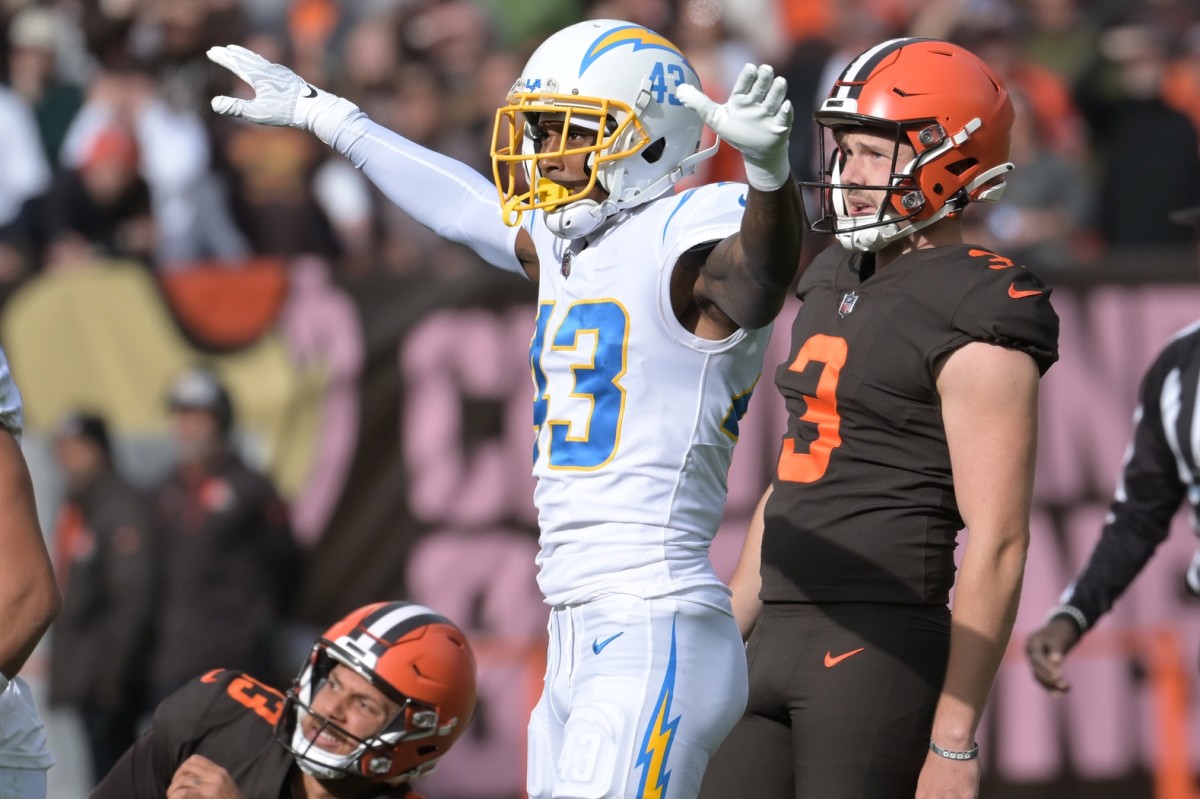 The Chargers held off the Browns after kicker Cade York (3) missed a game-winning field goal.
