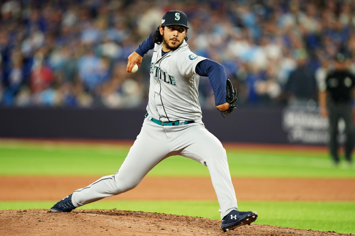 Mariners righthander Andrés Muñoz pitches against the Blue Jays in the American League wild-card series.