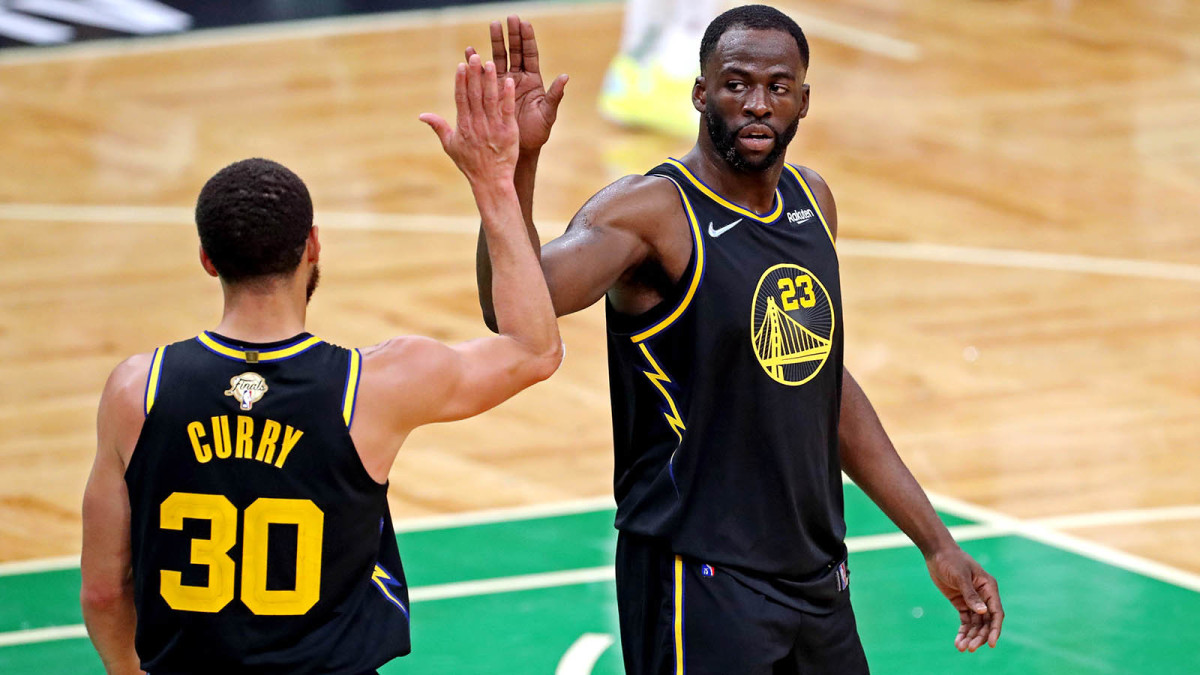 Draymond Green high-fives Steph Curry