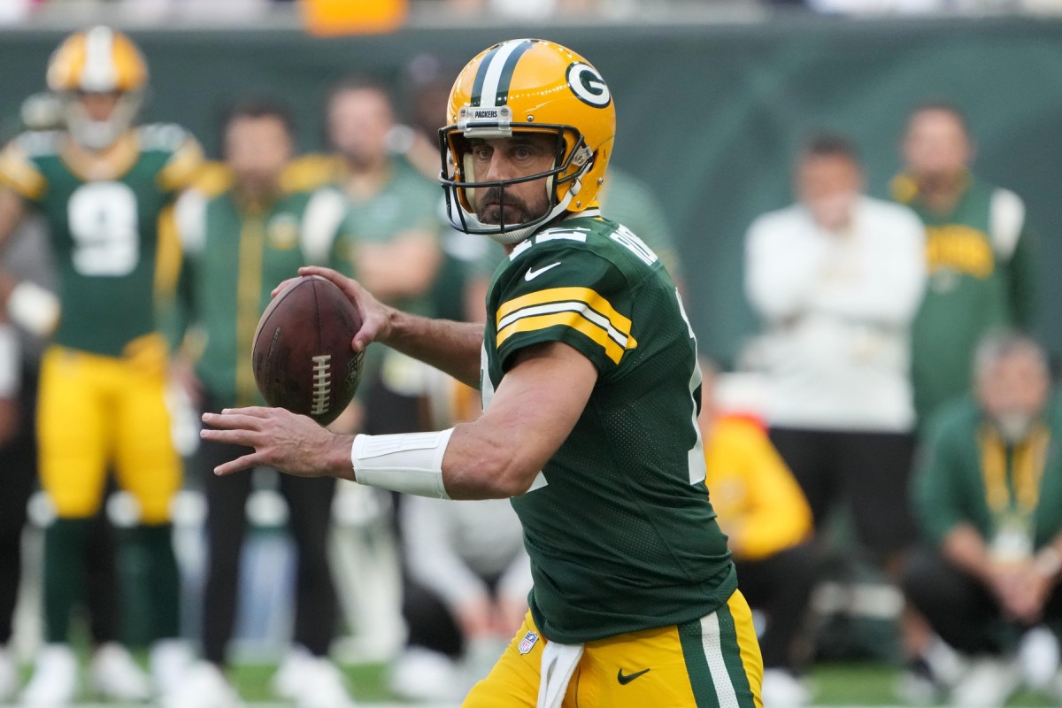 Green Bay Packers QB Aaron Rodgers throws pass