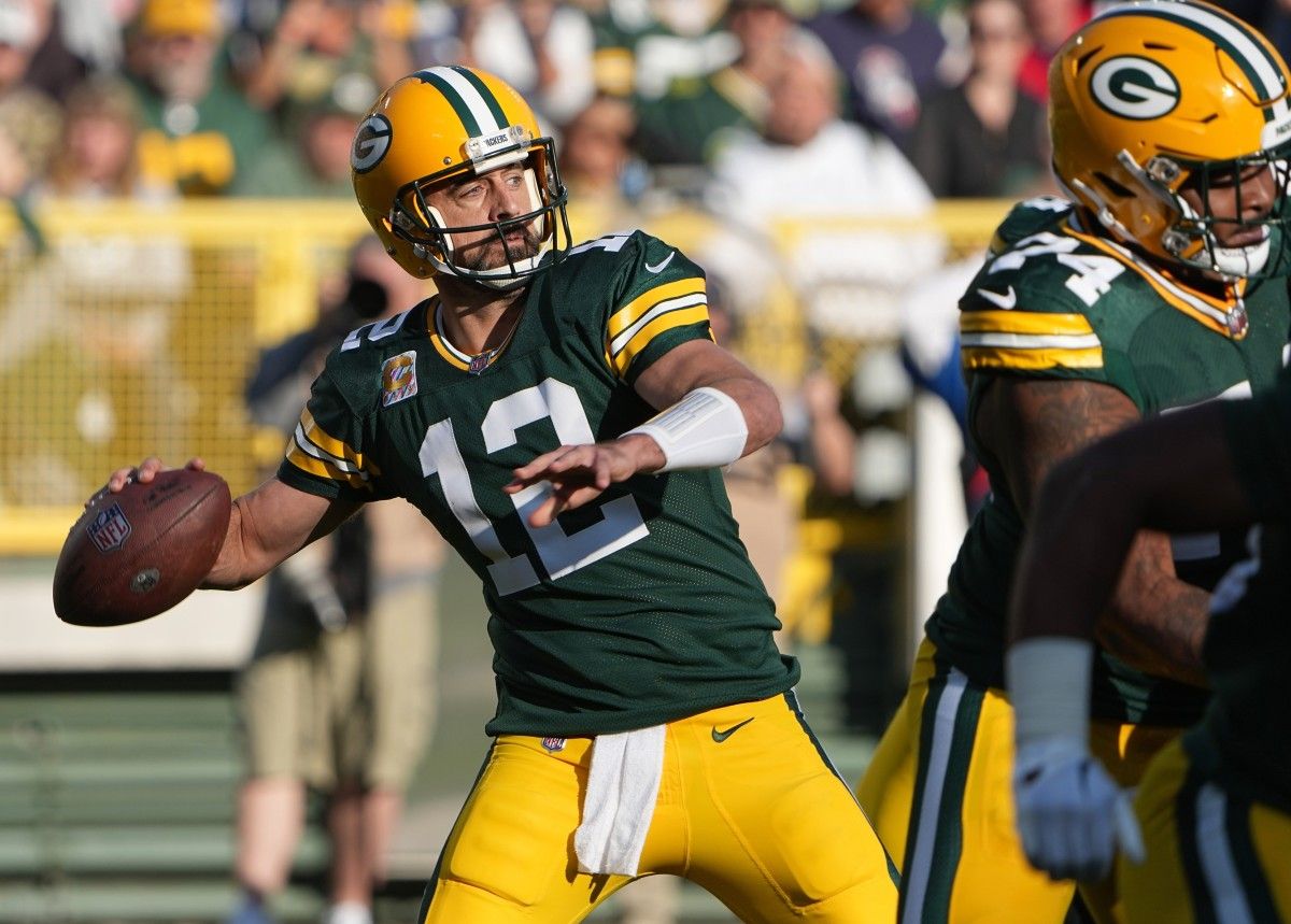aaron-rodgers-throws-deep-pass