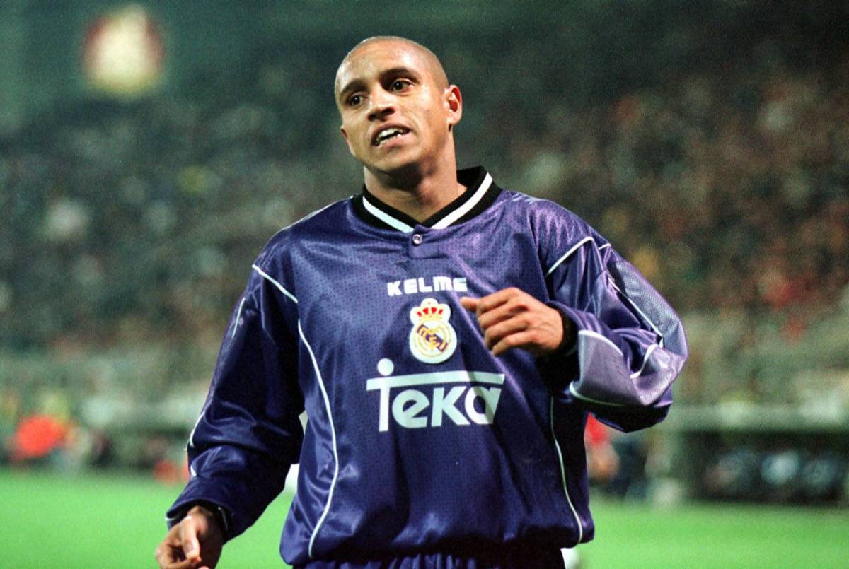 Roberto Carlos pictured playing for Real Madrid in 1998