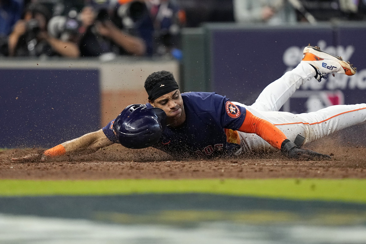 Astros shortstop Jeremy Peña scores in the eighth inning against the Mariners.