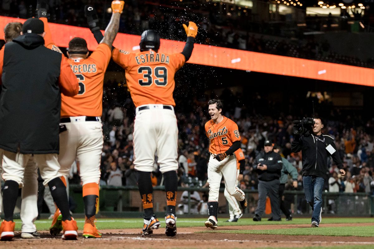 The SF Giants form a circle around home plate after Mike Yastrzemski's walk-off grand slam against the Brewers. (2022)