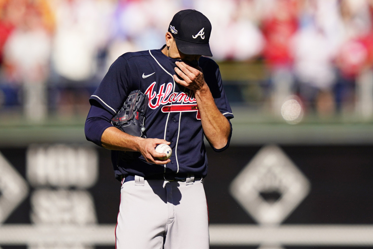 Atlanta’s Charlie Morton wipes his face as he labored through his start against the Phillies.