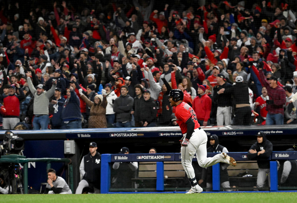 Oscar González hits the game-winning single against the Yankees.