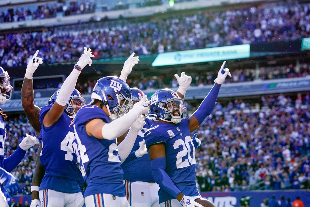 Giants safety Julian Love (20) celebrates his team's win over the Ravens in Week 6.