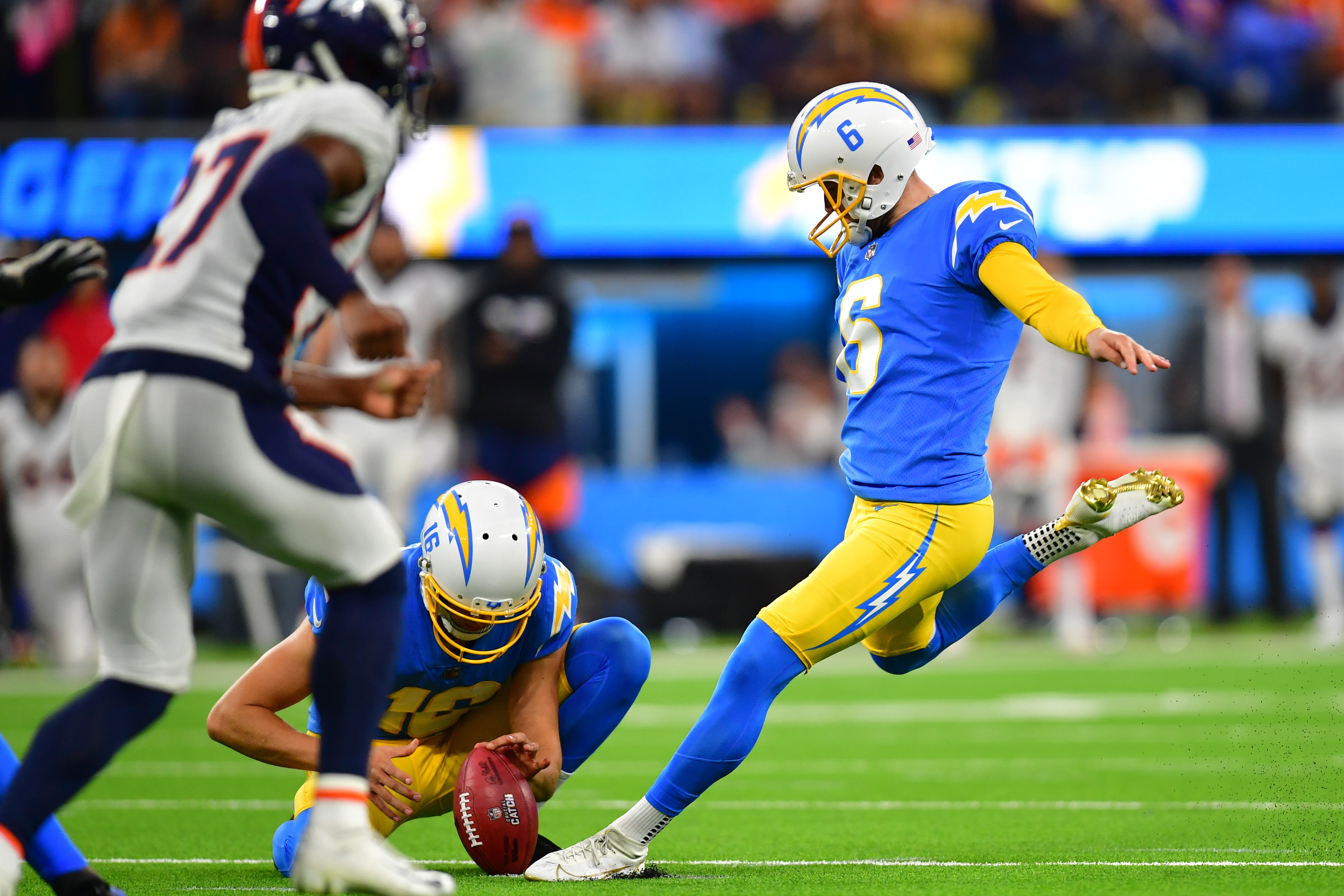 Chargers K Dustin Hopkins Hits Game-Winning Field Goal on Injured Leg to Beat Broncos 19-16 in Overtime