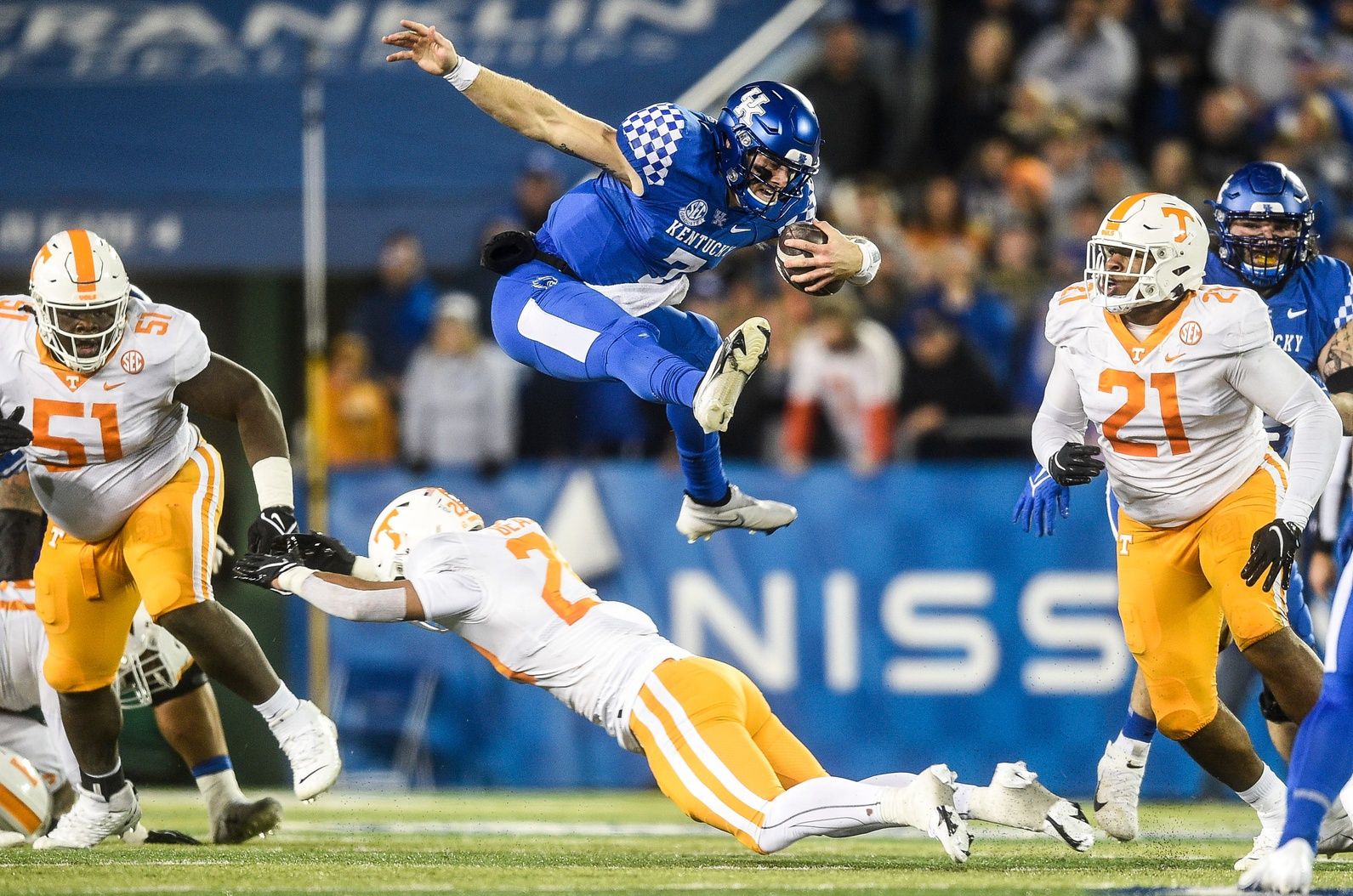 Early Betting Line Pegs Tennessee as Two-Score Favorites Over Kentucky - Vimarsana News