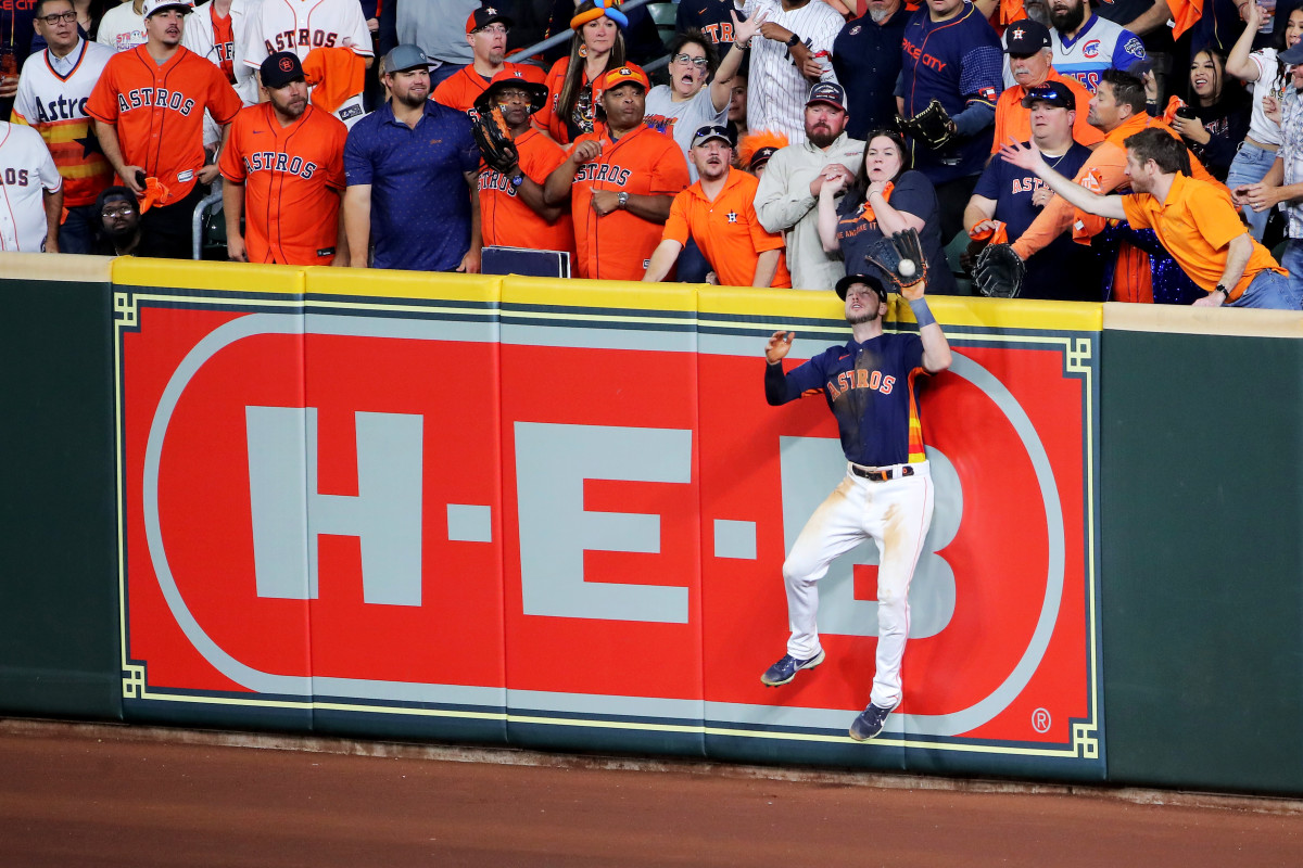 Kyle Tucker catches Aaron Judge’s deep flyout in the eight inning of ALCS Game 2.