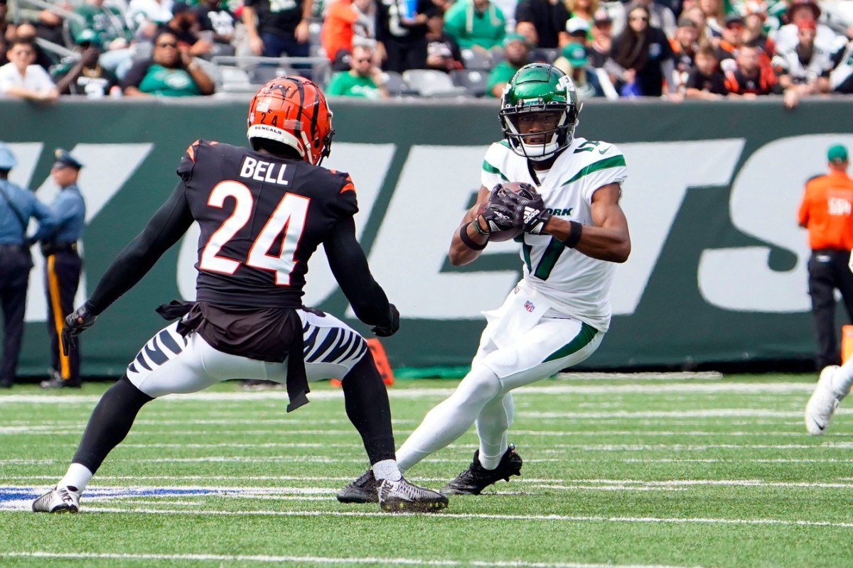 New York Jets wide receiver Garrett Wilson (17) runs with the ball with pressure from Cincinnati Bengals safety Vonn Bell (24) in the first half at MetLife Stadium on Sunday, Sept. 25, 2022. Nfl Jets Vs Cincinnati Bengals Bengals At Jets