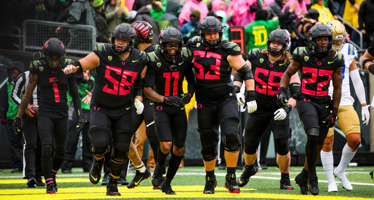 Oregon Ducks Cruise to Victory Over the UCLA Bruins - Sports Illustrated