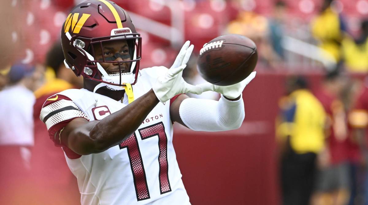 Commanders wide receiver Terry McLaurin catches a ball in warmups before a game.