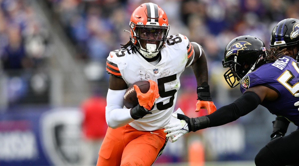 Browns tight end David Njoku (85) runs past Ravens defenders during the second half of a game.