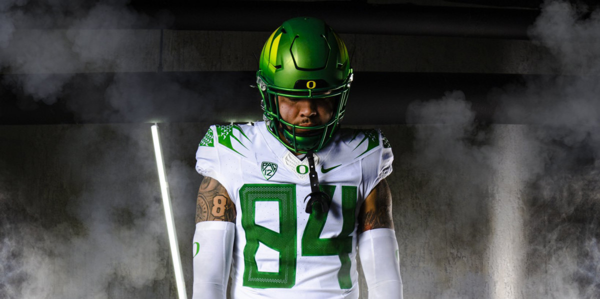 LOOK: Oregon Releases Uniforms for Cal Bears Matchup