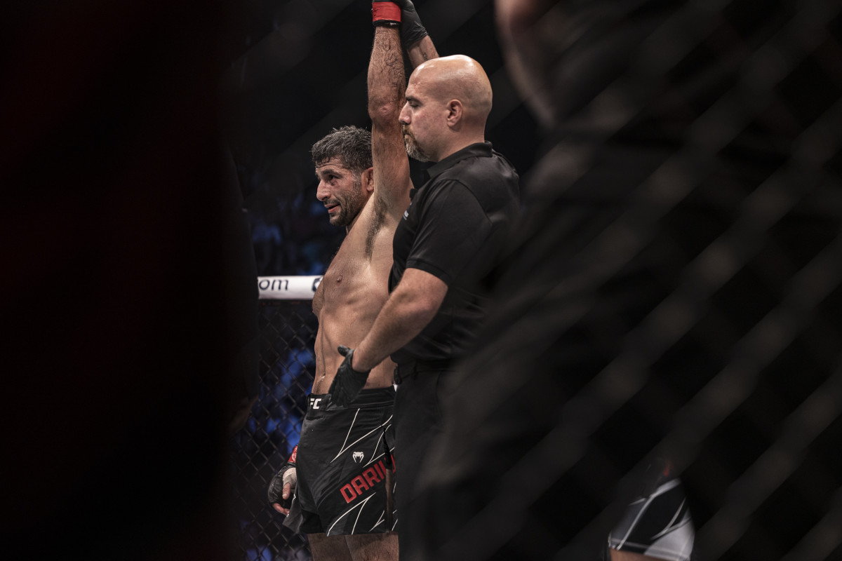 Beneil Dariush (red gloves) defeats Mateusz Gamrot (blue gloves) during UFC 280 at Etihad Arena.