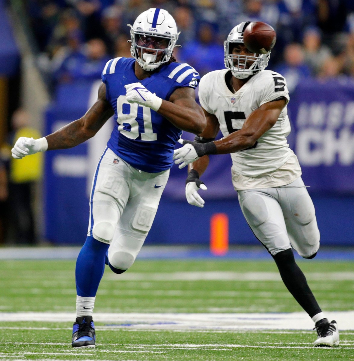 A pass intended for Indianapolis Colts tight end Mo Alie-Cox (81) is broken up by Las Vegas Raiders linebacker Divine Deablo (5). © Robert Scheer/IndyStar / USA TODAY NETWORK