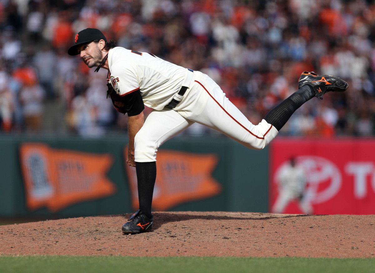 SF Giants pitcher Barry Zito throws a pitch. (2013)