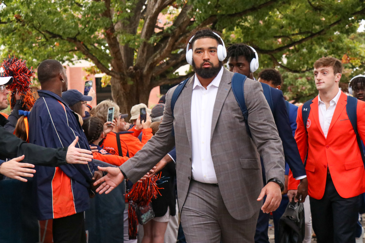 Brandon Council welcomes the Auburn fans during Tiger Walk.