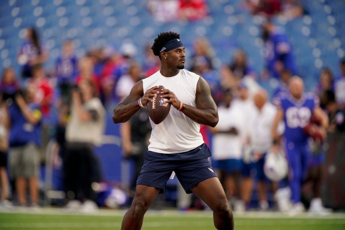 Tennessee Titans quarterback Malik Willis (7) warms up as the Titans get ready to face the Buffalo Bills at Highmark Stadium Monday, Sept. 19, 2022, in Orchard Park, New York.