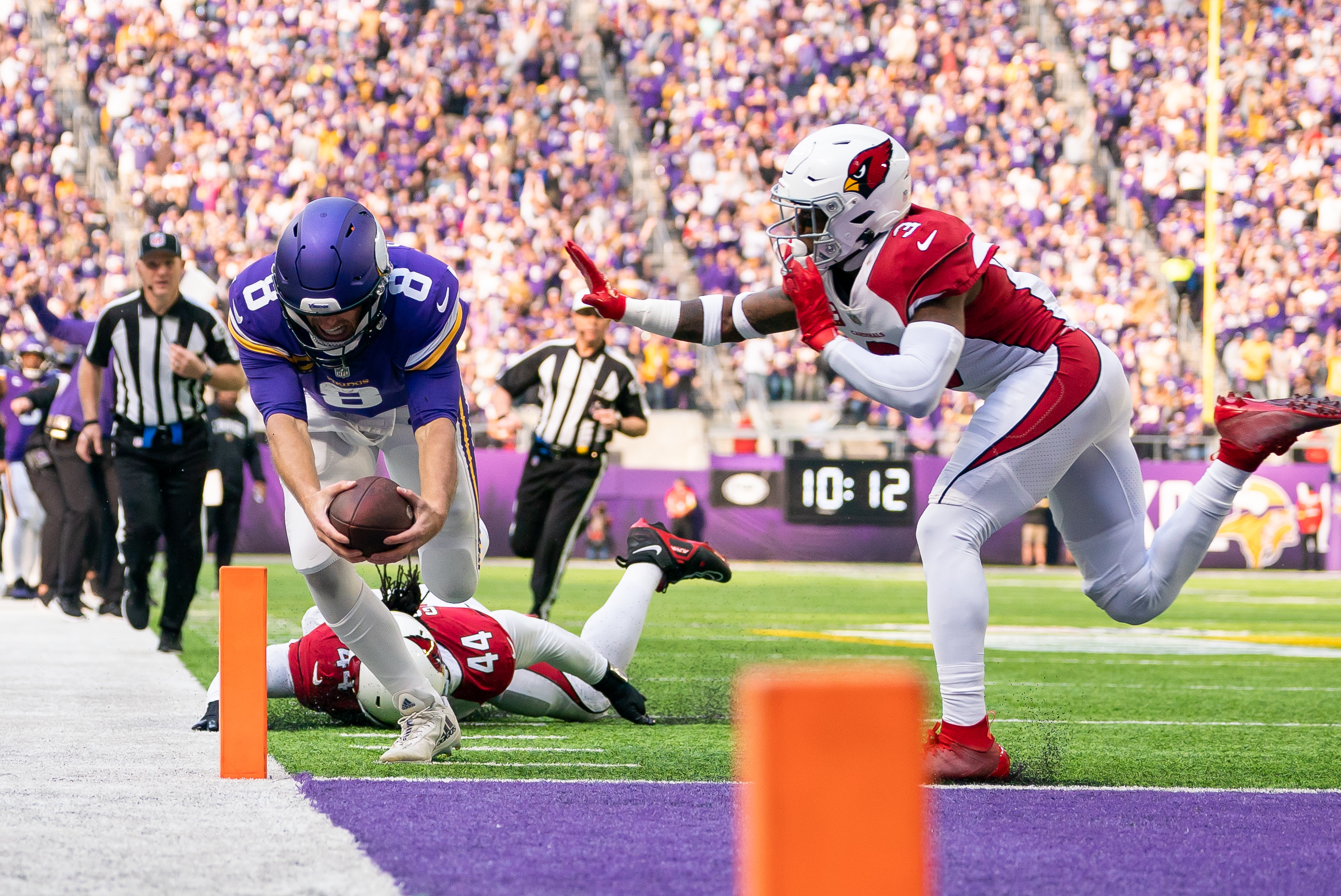 Minnesota quarterback Kirk Cousins scrambles for a touchdown as a Cardinals defender chases him
