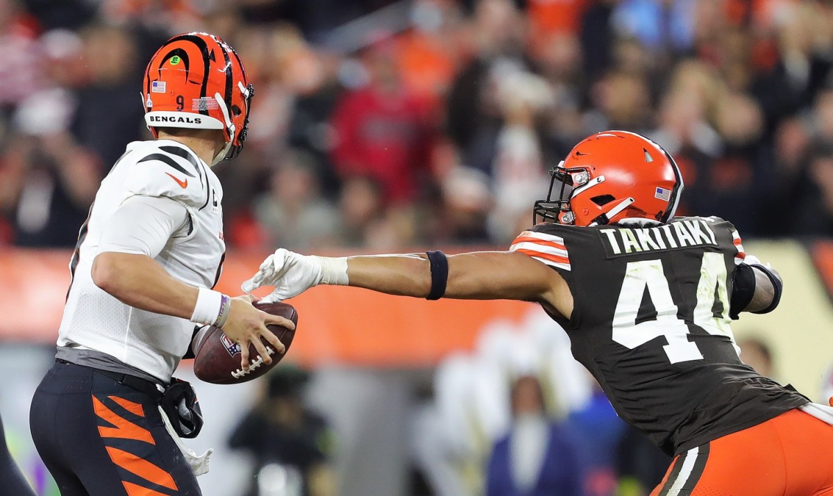 Browns linebacker Sione Takitaki knocks the ball out of the hands of Bengals quarterback Joe Burrow during the first half Monday, Oct. 31, 2022, in Cleveland. Brownsbengalsmnf 2