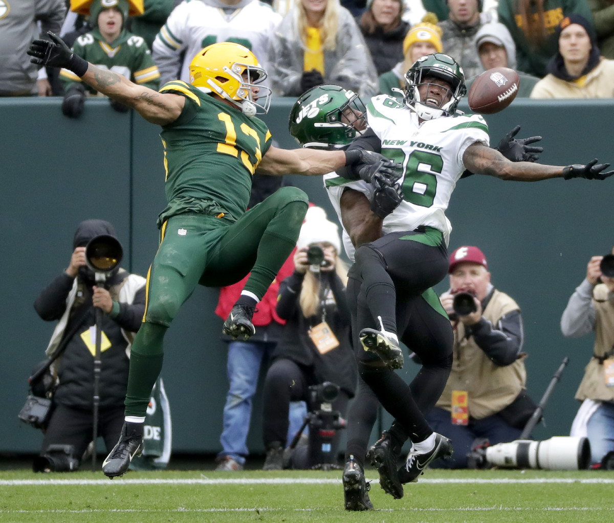 Allen Lazard tries to make a catch between two Jets defenders. (Photo by Wm. Glasheen/USA Today Sports)