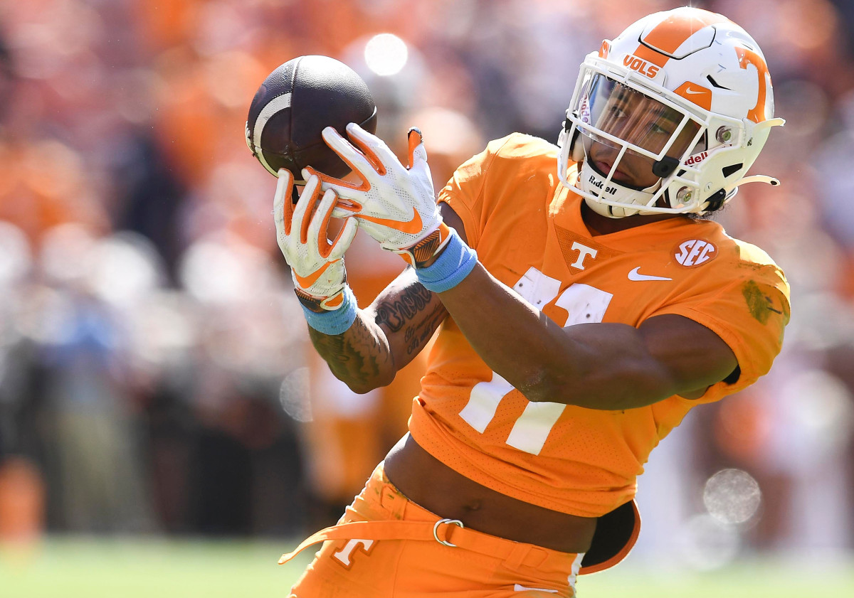 Jalin Hyatt catches a pass from Tennessee QB Hendon Hooker.